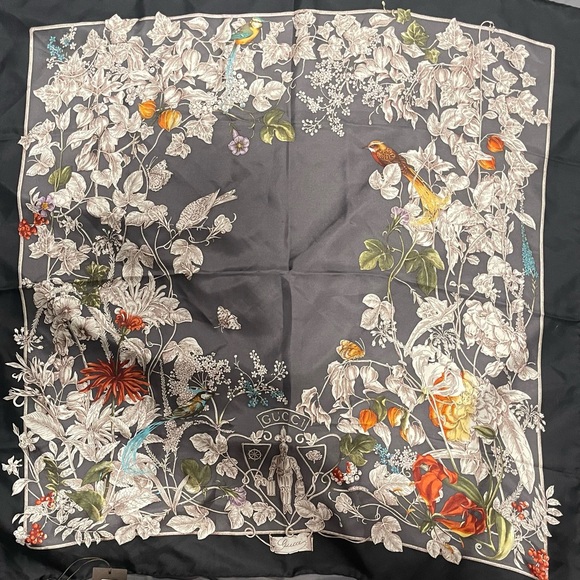 Gucci Wondergardenia Scarf - Black boarder - 90cm x 90cm - 100% Silk - Picture 3 of 8